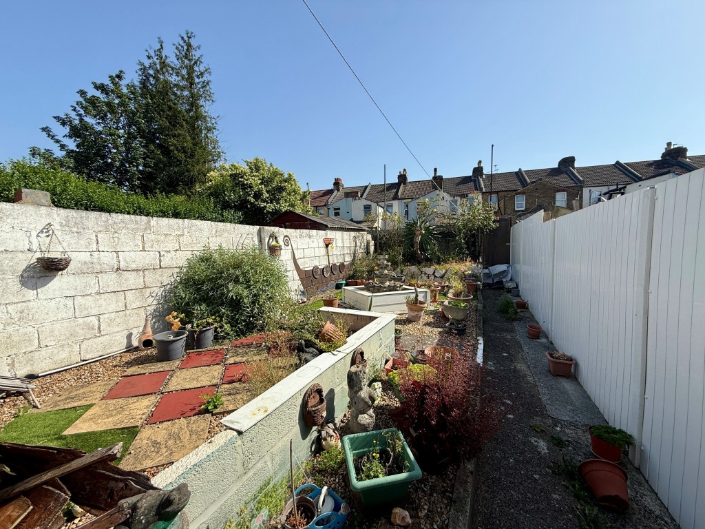 Lot: 150 - THREE-BEDROOM HOUSE FOR IMPROVEMENT - Garden to rear